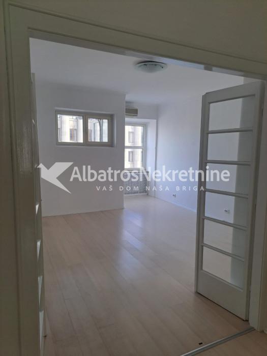 Vračar.Renoviran salonac.Poslovni prostor,skupština