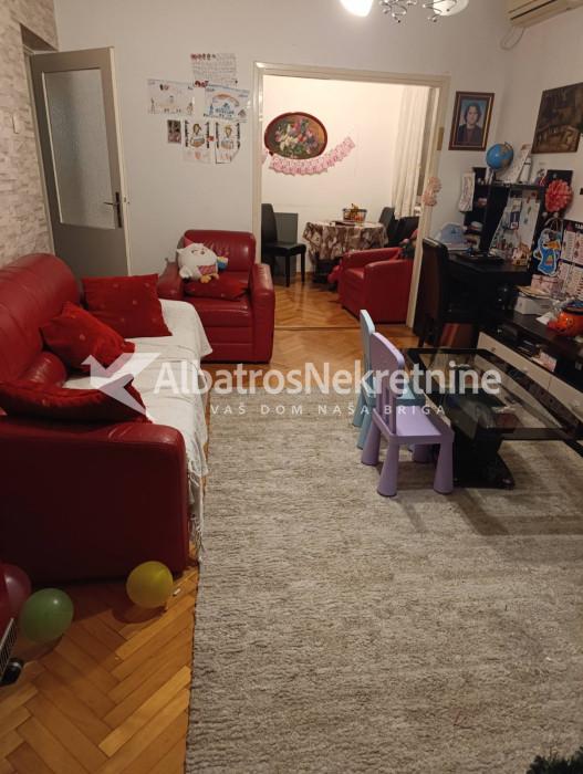 Trosoban stan dupleks Karaburma