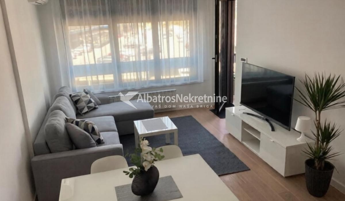 The One (Airport City) nov, garaža