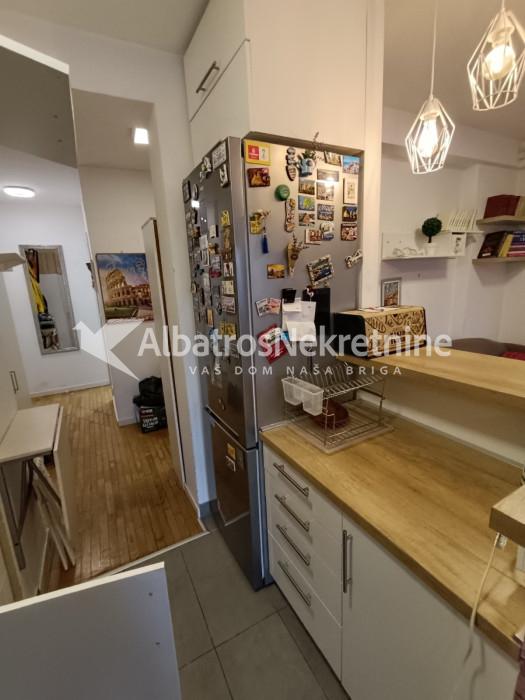 Izdaje se dvosoban stan 51m2 Zelena Avenija Zemun