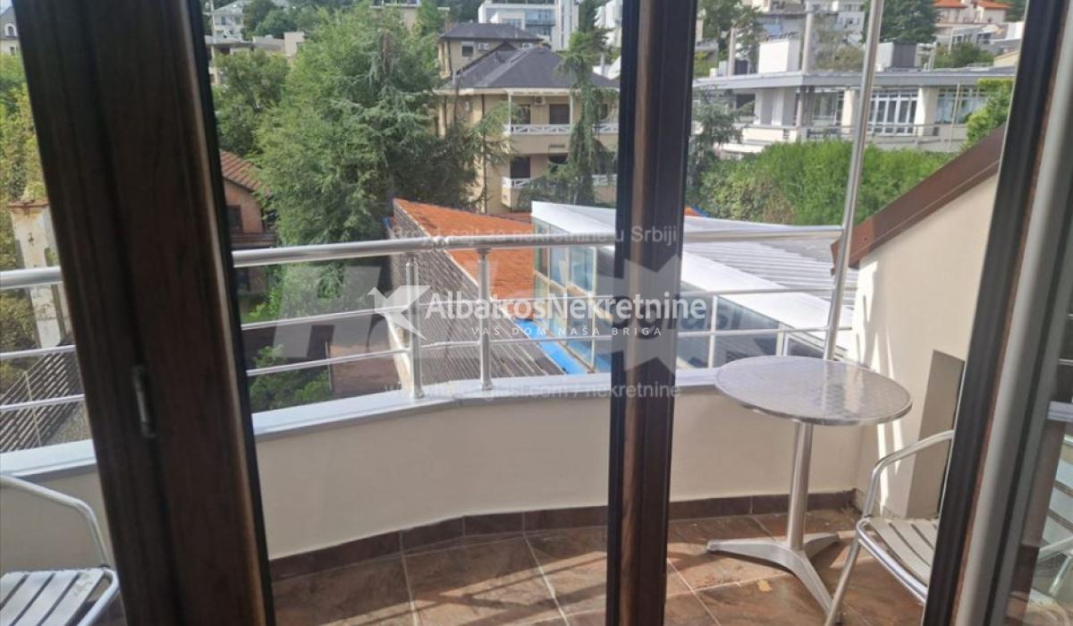 Ekskluzivni Duplex sa bazenom-Dedinje, 180m2