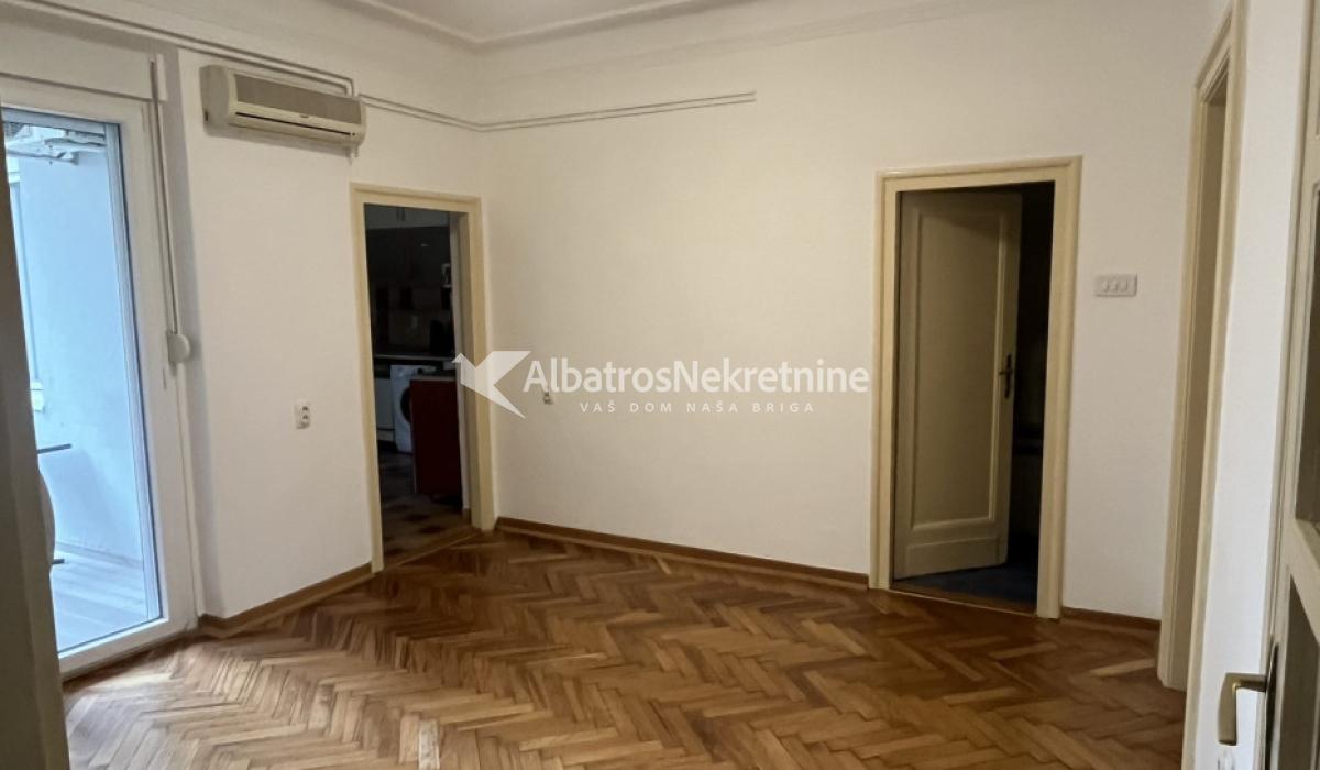 Đeram, osunčnan salonac, terasa, dvorište, 1.sprat