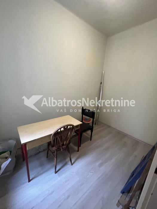 Đeram, osunčnan salonac, terasa, dvorište, 1.sprat