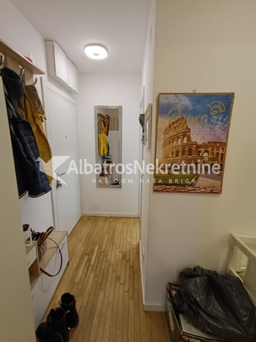 Izdaje se dvosoban stan 51m2 Zelena Avenija Zemun