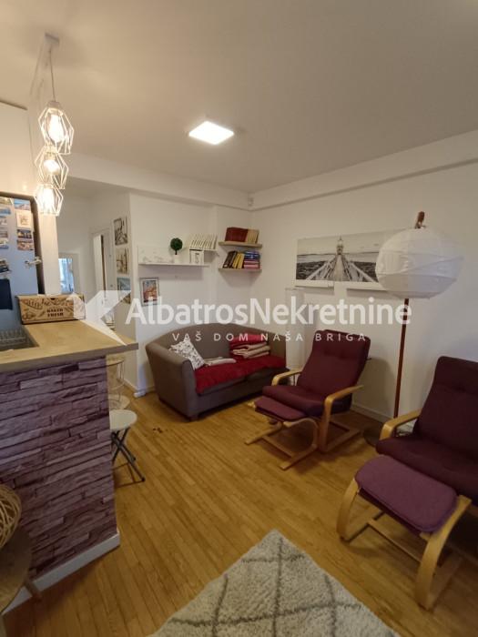 Izdaje se dvosoban stan 51m2 Zelena Avenija Zemun