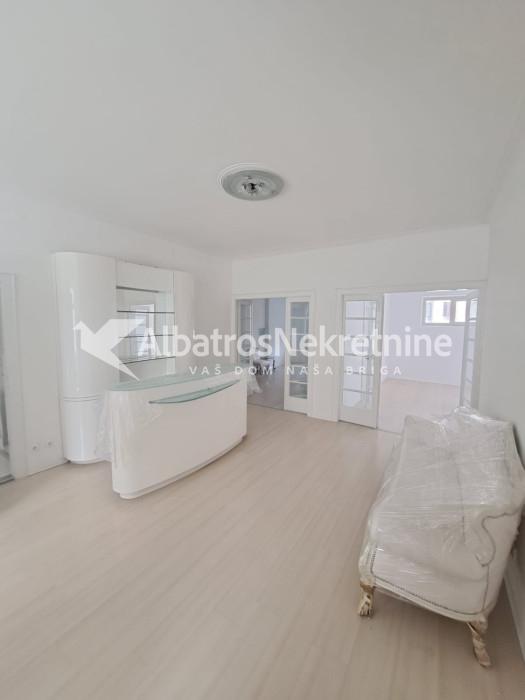Vračar.Renoviran salonac.Poslovni prostor,skupština