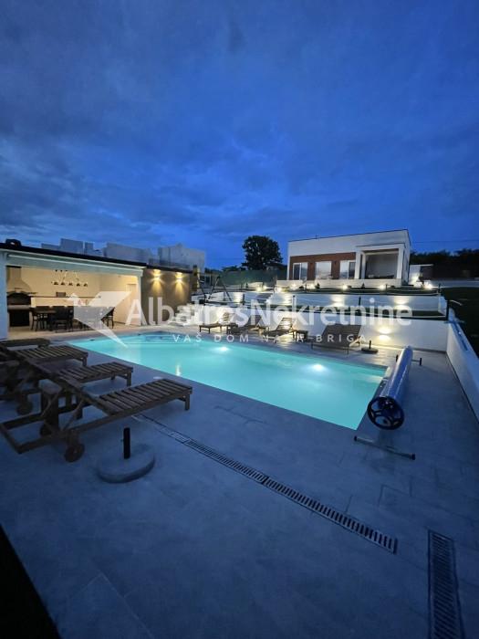 Kuca sa bazenom 147kv, plac 17,5ari, bez ulaganja.