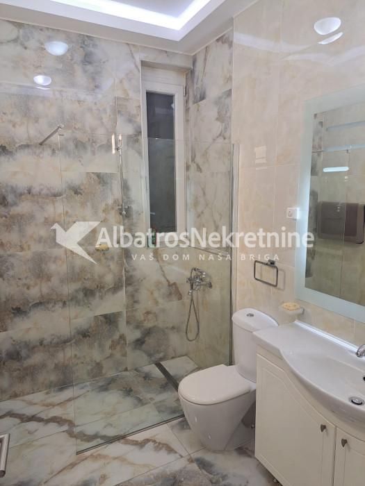 Vračar.Renoviran salonac.Poslovni prostor,skupština