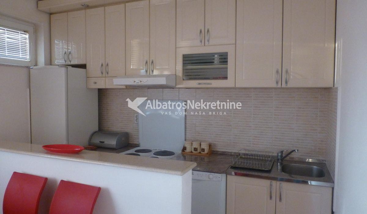 Stan sa Garažom u Jove Ilića u blizini Fon i Fpn