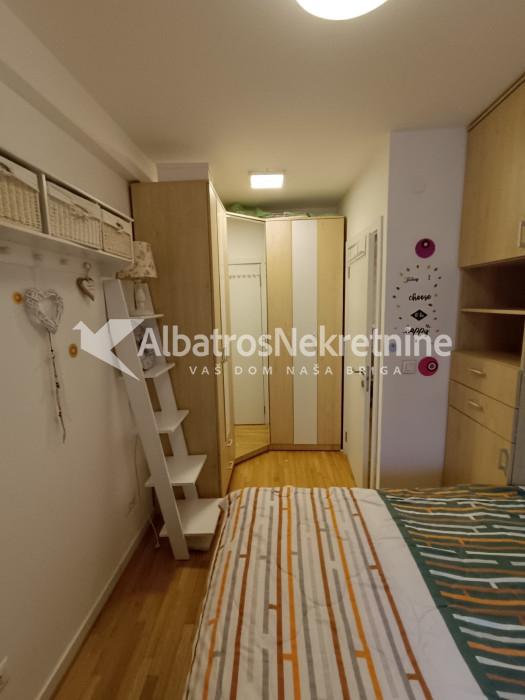Izdaje se dvosoban stan 51m2 Zelena Avenija Zemun