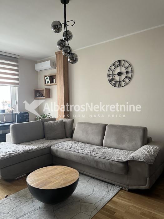Lux dvosoban stan East side kod Aviva
