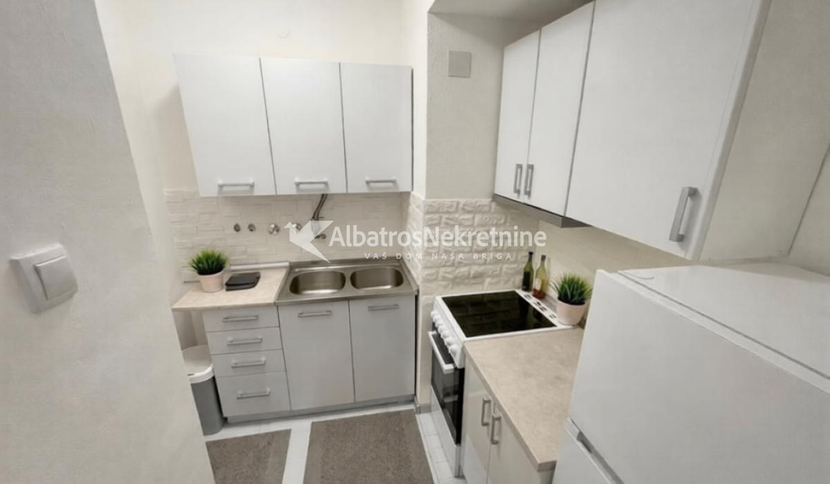 NOV trosoban stan,70m²,Svetao,Kompletno opremljen