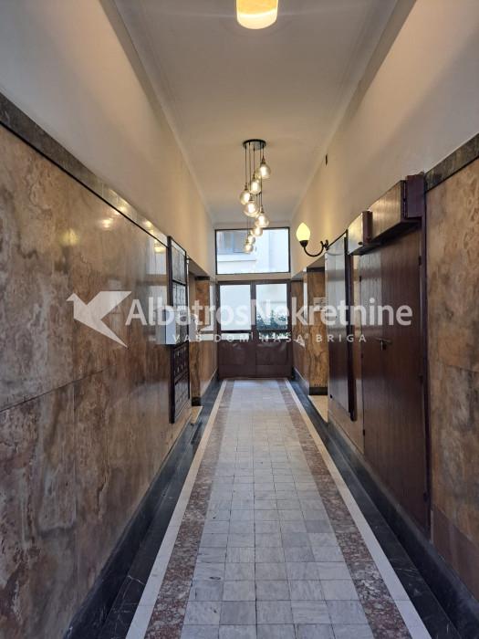 Vračar.Renoviran salonac.Poslovni prostor,skupština
