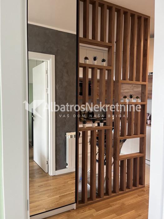 Lux dvosoban stan East side kod Aviva