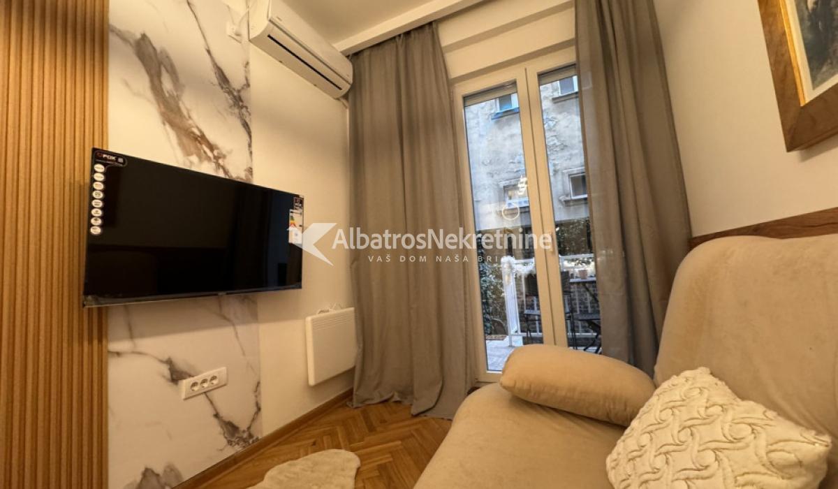 Lux garsonjera Zahumska vukov spomenik