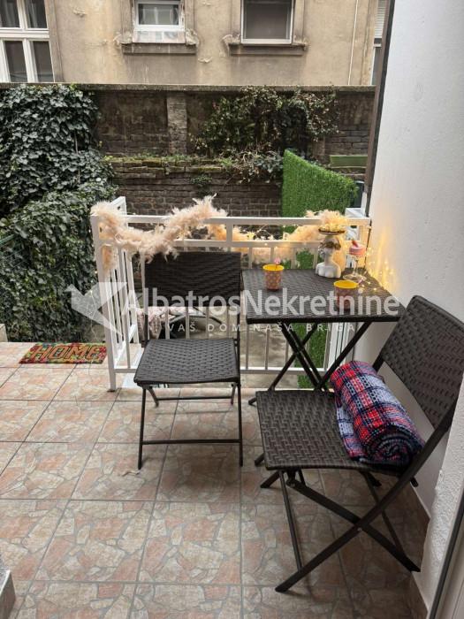 Lux garsonjera Zahumska vukov spomenik