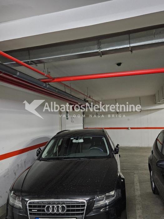 Luksuzni stan u centru 136 m2 sa 2 parking mesta
