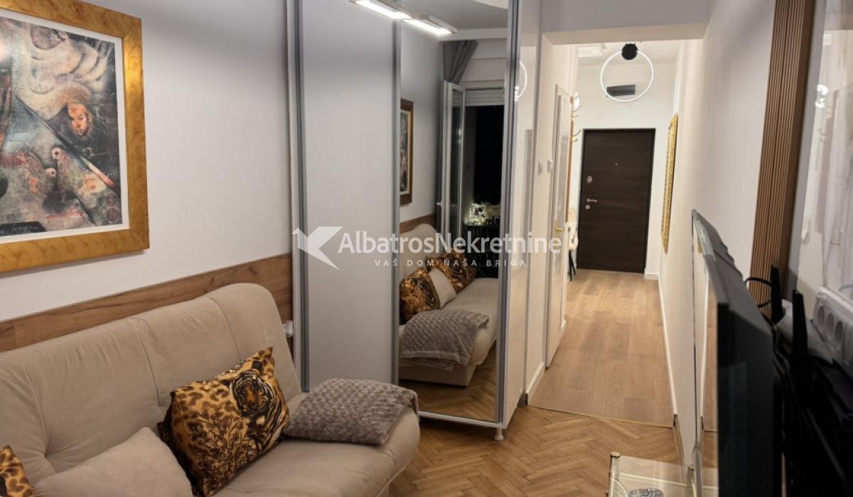 Lux garsonjera Zahumska vukov spomenik