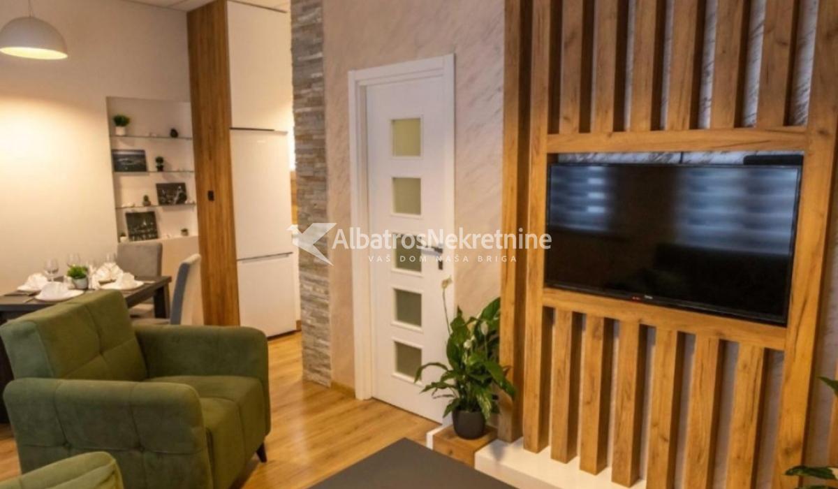 Autokomanda, jednosoban,30m2 + 25m2 terasa+parking
