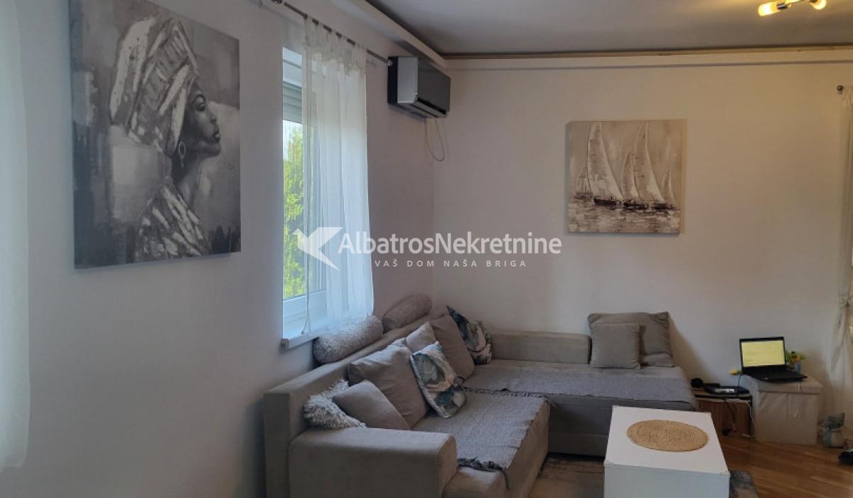 Trosoban stan 83m² u Živka Davidovića