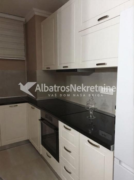 LUX stan sa GARAZOM-blok32 nova zgrada, Mercator