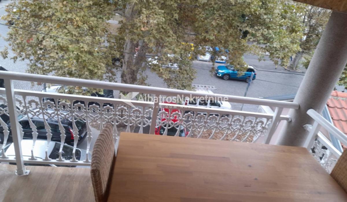 Cvetkova pijaca,Vojvode Dovezenskog 105 m2
