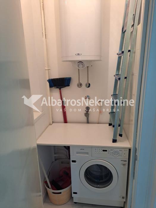 Vračar.Renoviran salonac.Poslovni prostor,skupština