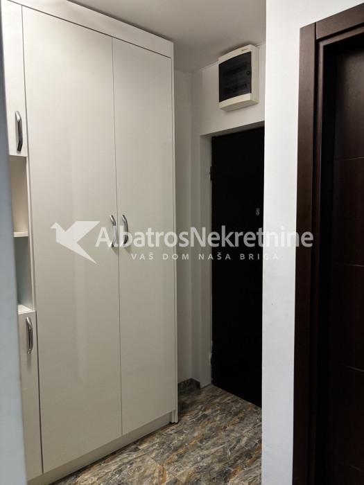 Moderan trosoban stan-