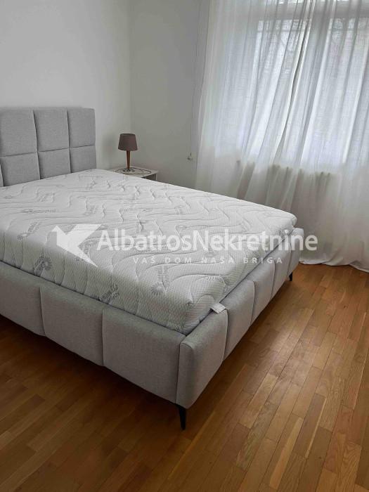 Senjak stan 135m2 sa dvorištem i parkingom