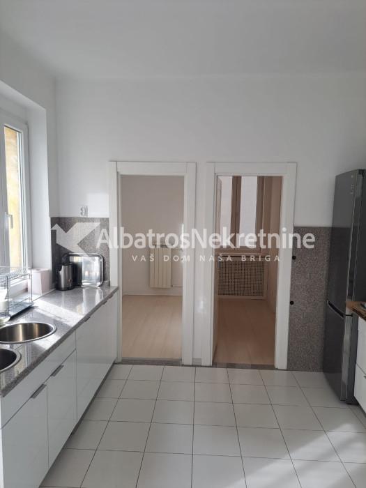 Vračar.Renoviran salonac.Poslovni prostor,skupština