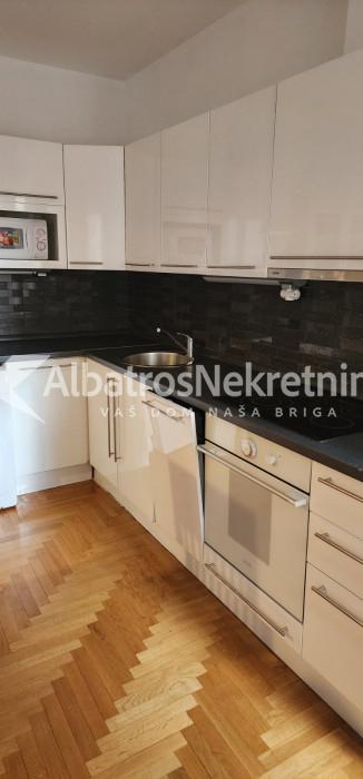 Dvosoban stan 62m2 -50m od Hrama-rezije 100eur